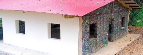 Casas de garrafa PET