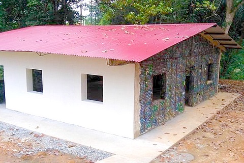 Casas de garrafa PET